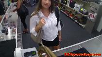 Babe amateur de prêteur sur gages dans le magasin